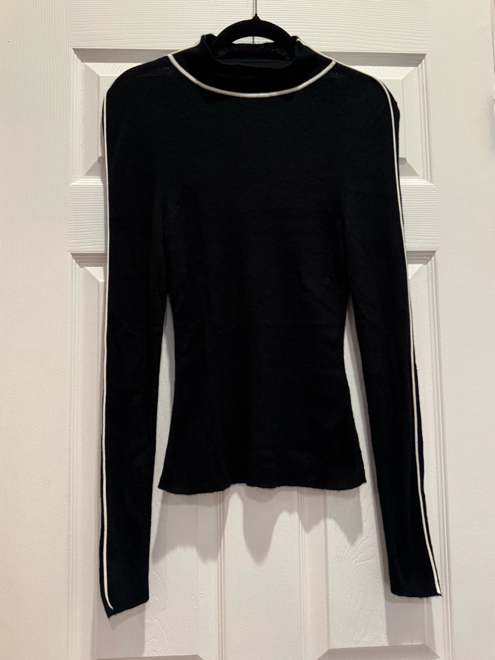Banana Republic Featherweight Cashmere Turtleneck in Black Large Good Condition.